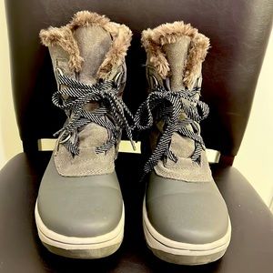 Baretraps size 9(m) gray boot faux lining,waterproof water resistant calf suede